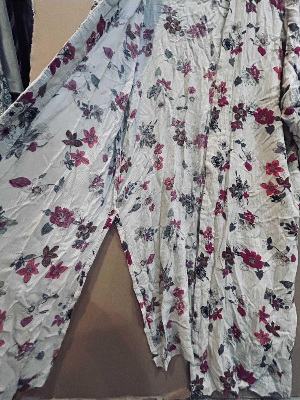 easel White Rayon Floral Duster with Red and Pink Flowers - Picture 6 of 12